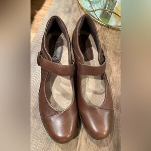 Earth Origins Brown Leather Heels with Buckle size 10M